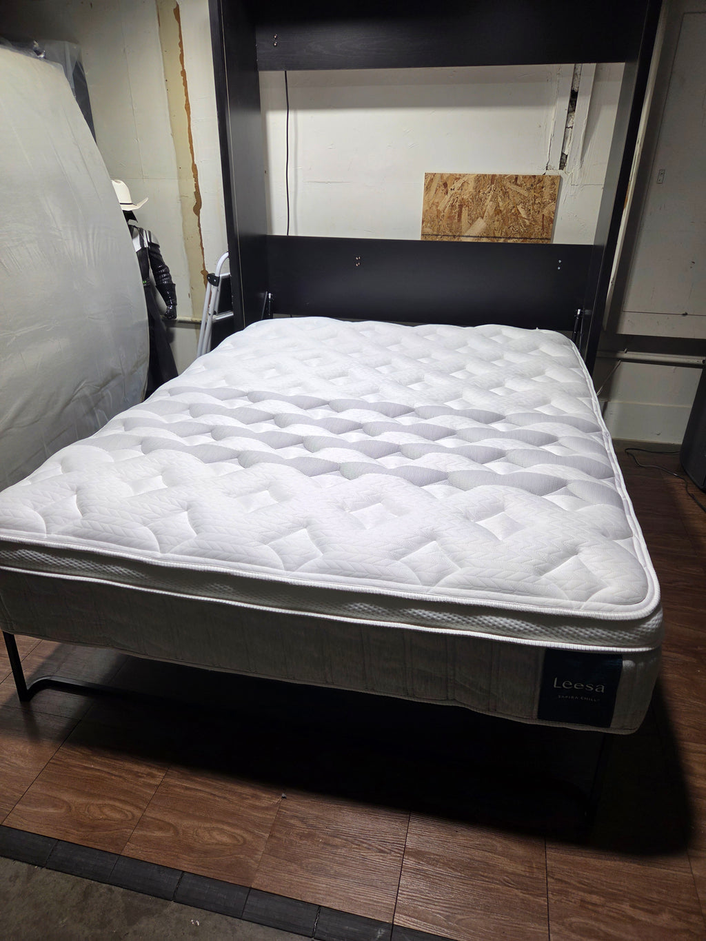 Leesa Sapira Chill Hybrid Queen Mattress, Like New