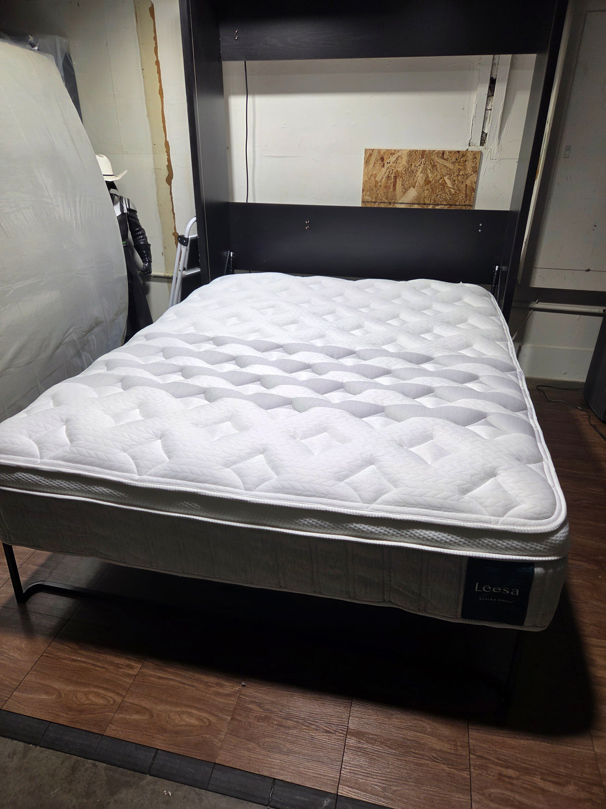 Leesa Sapira Chill Hybrid Queen Mattress, Like New