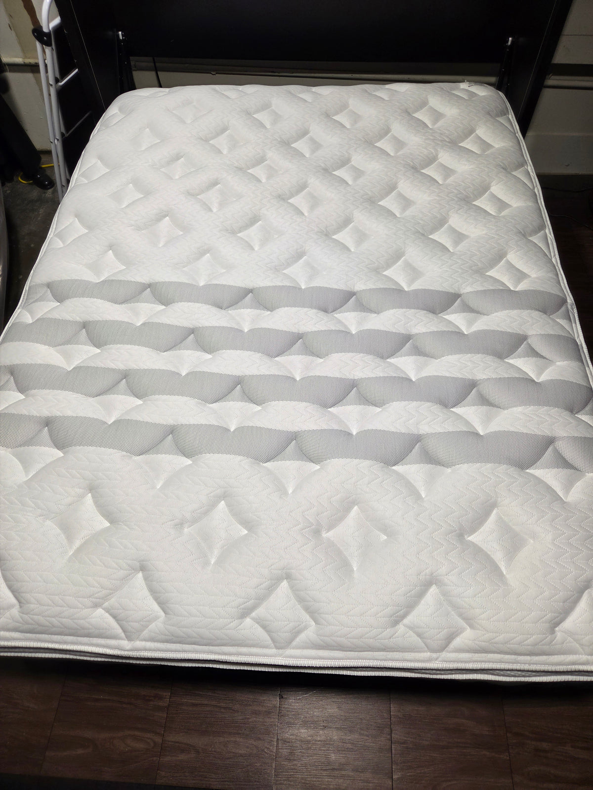 Leesa Sapira Chill Hybrid Queen Mattress, Like New