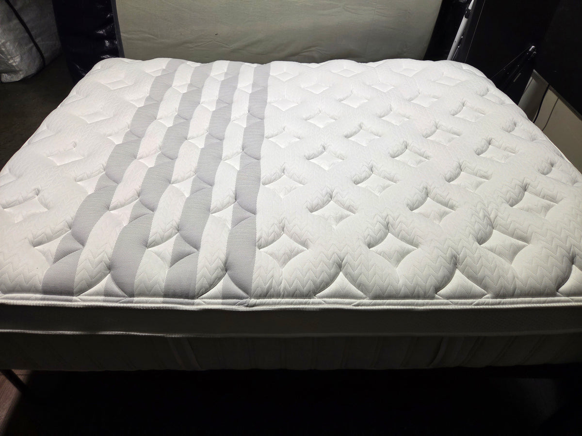 Leesa Sapira Chill Hybrid Queen Mattress, Like New