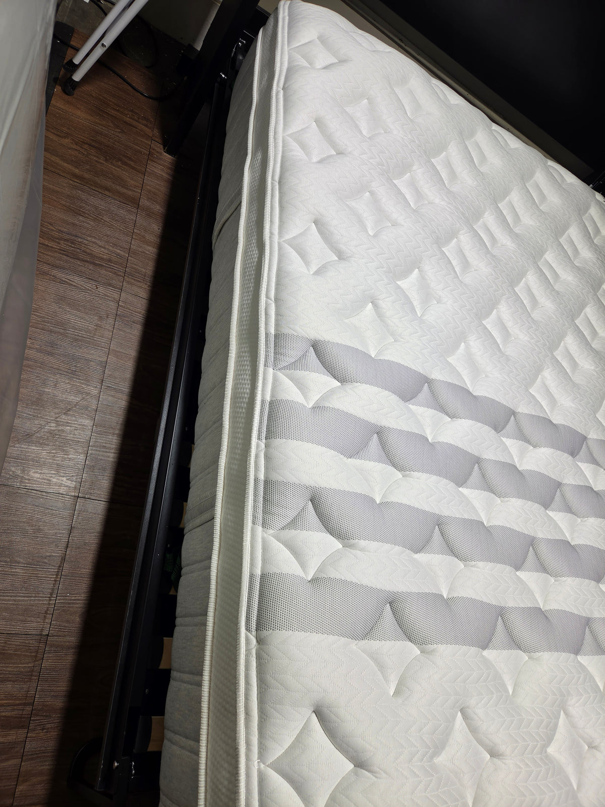 Leesa Sapira Chill Hybrid Queen Mattress, Like New
