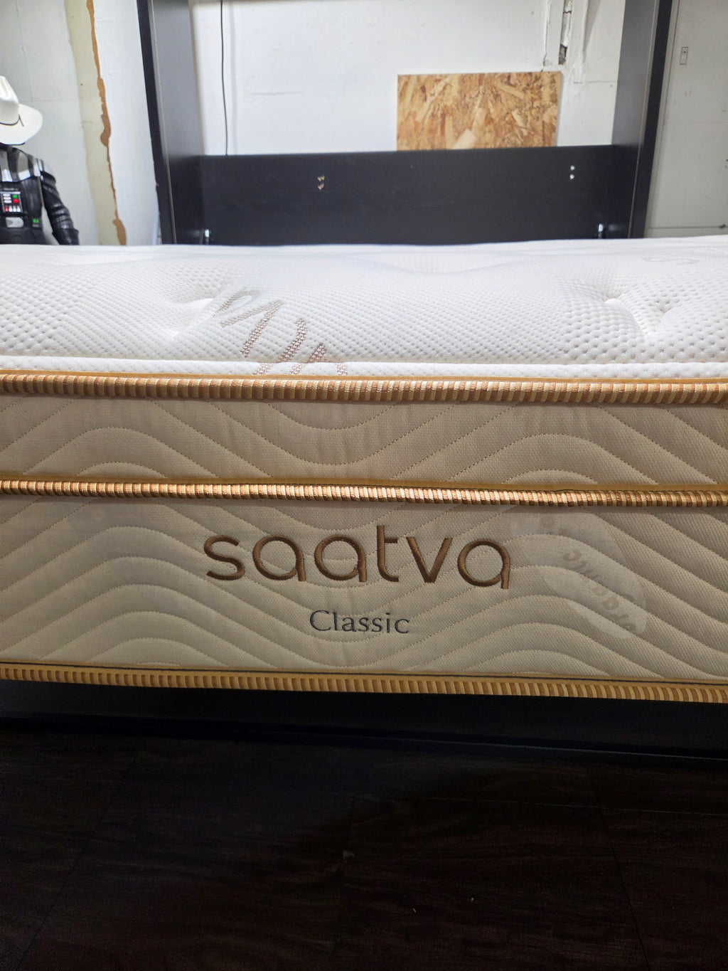 Saatva Classic 11.5" Plush King Mattress, Like New!