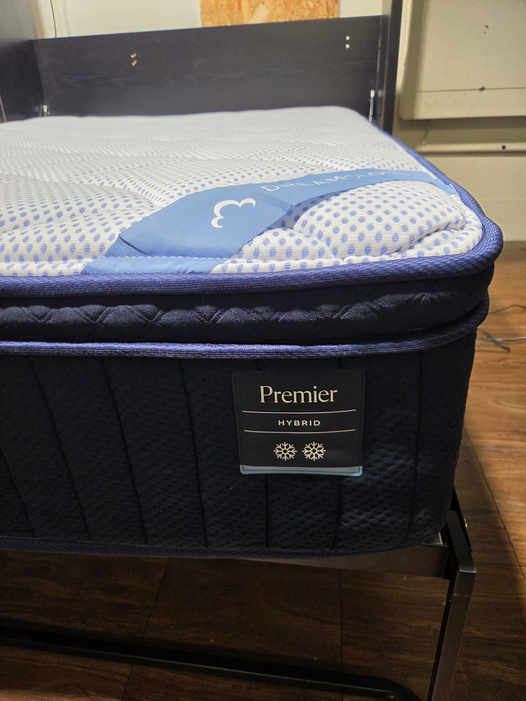 Dreamcloud Premier Hybrid Queen Mattress, Like New