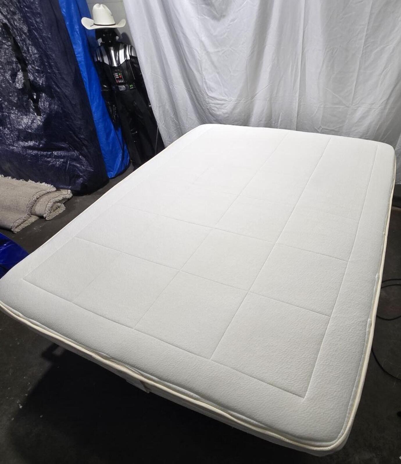 Awara Luxury Hybrid Queen mattress, Like New Condition - PDX Furnish