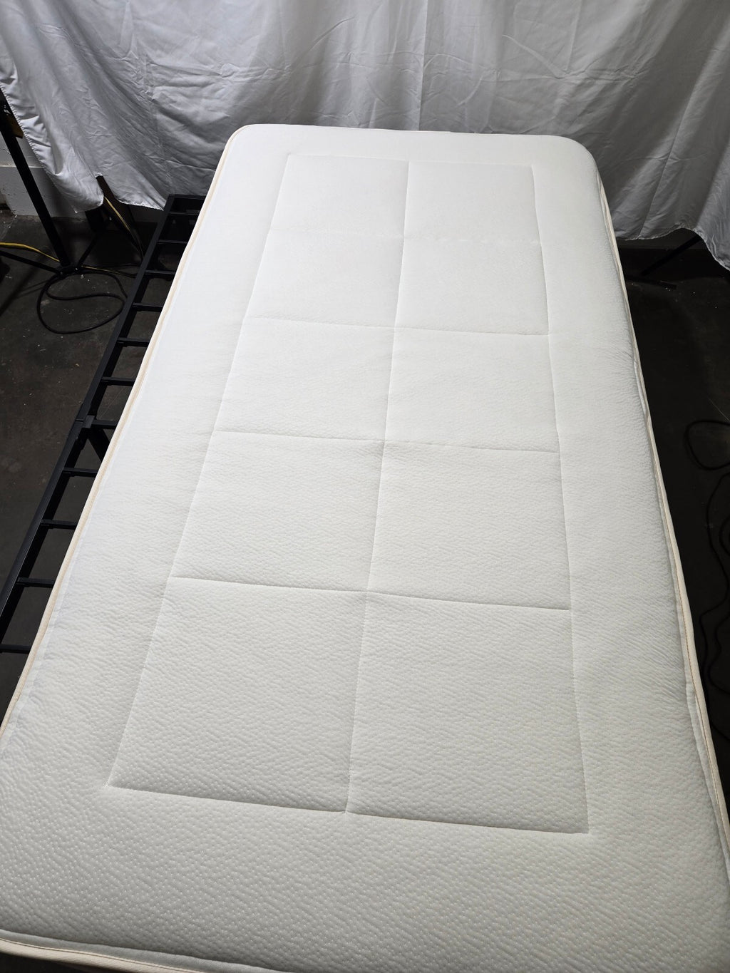 Awara Premium Luxe mattress, Twin, Like New Condition