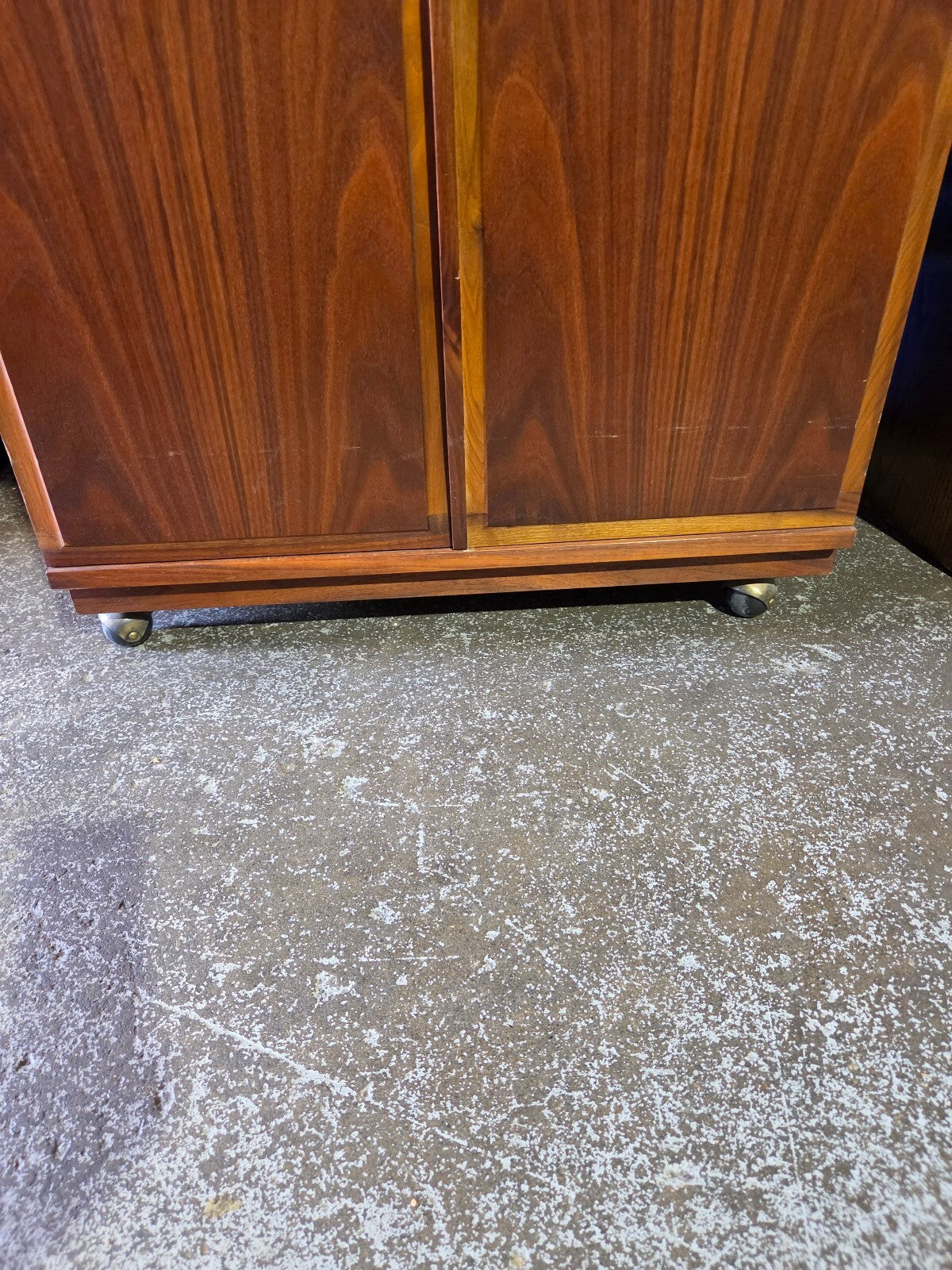 Vintage Mid-Century Modern Walnut Rolling Bar Cart / Dry Bar Credenza (Drop-Leaf)