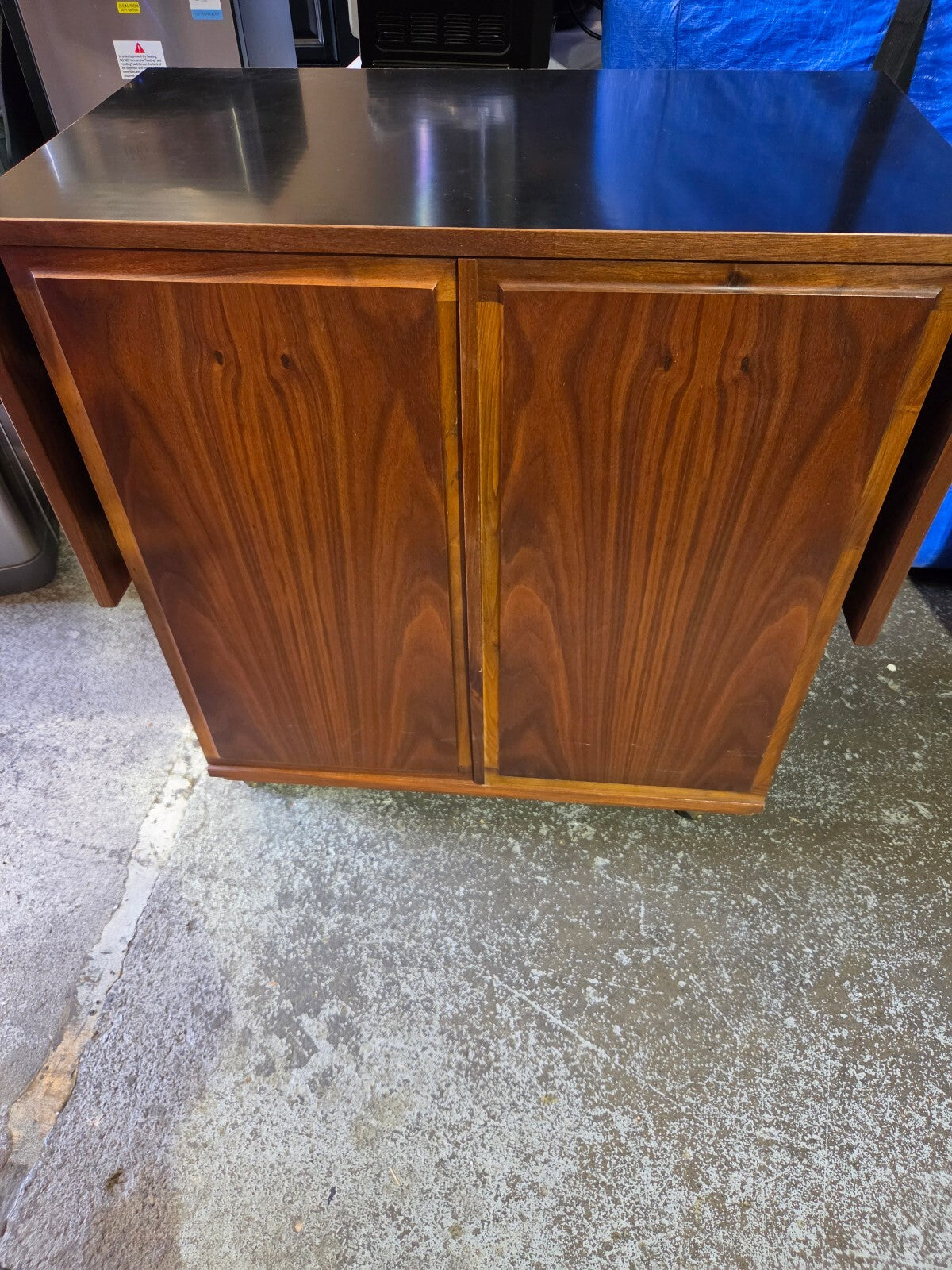 Vintage Mid-Century Modern Walnut Rolling Bar Cart / Dry Bar Credenza (Drop-Leaf)