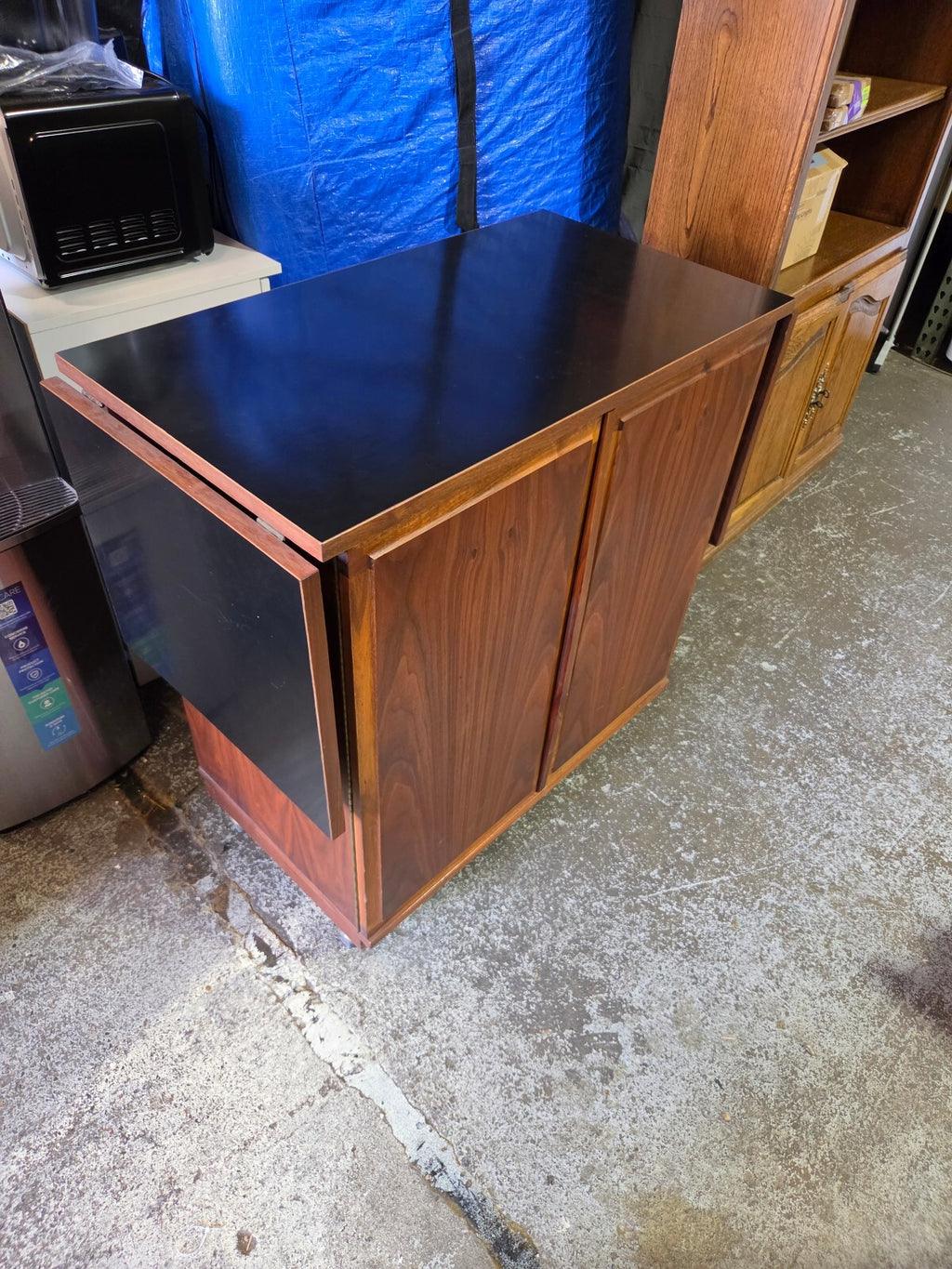 Vintage Mid-Century Modern Walnut Rolling Bar Cart / Dry Bar Credenza (Drop-Leaf)