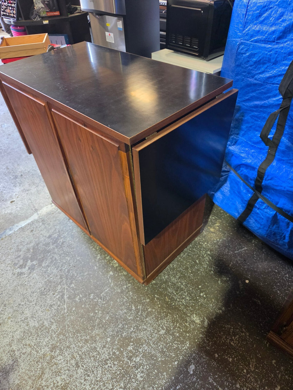 Vintage Mid-Century Modern Walnut Rolling Bar Cart / Dry Bar Credenza (Drop-Leaf)