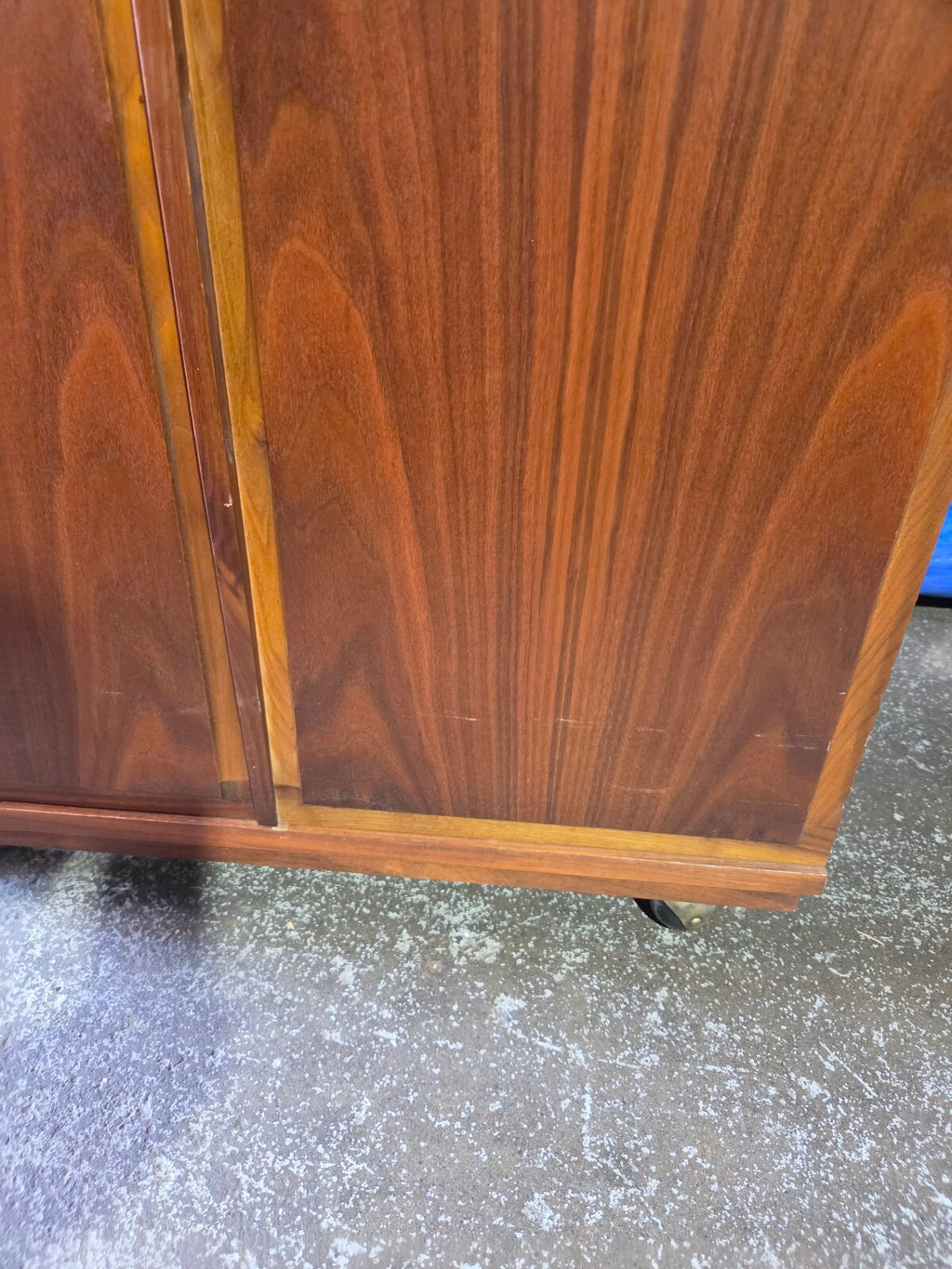 Vintage Mid-Century Modern Walnut Rolling Bar Cart / Dry Bar Credenza (Drop-Leaf)