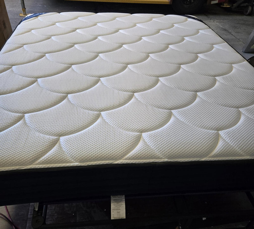Dreamcloud Memory Foam King mattress, Like New Condition - PDX Furnish