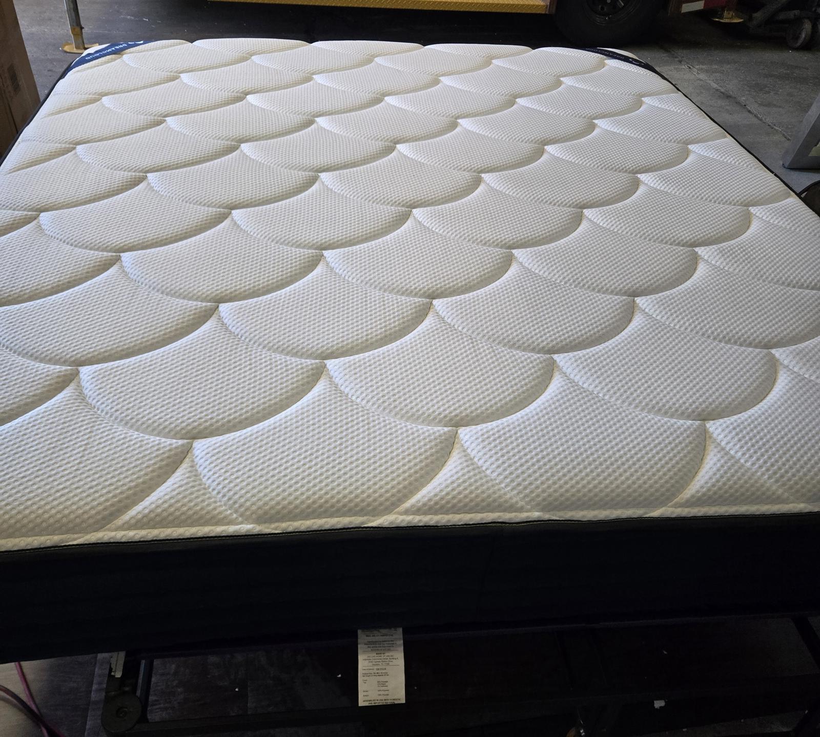 Dreamcloud Memory Foam King mattress, Like New Condition - PDX Furnish