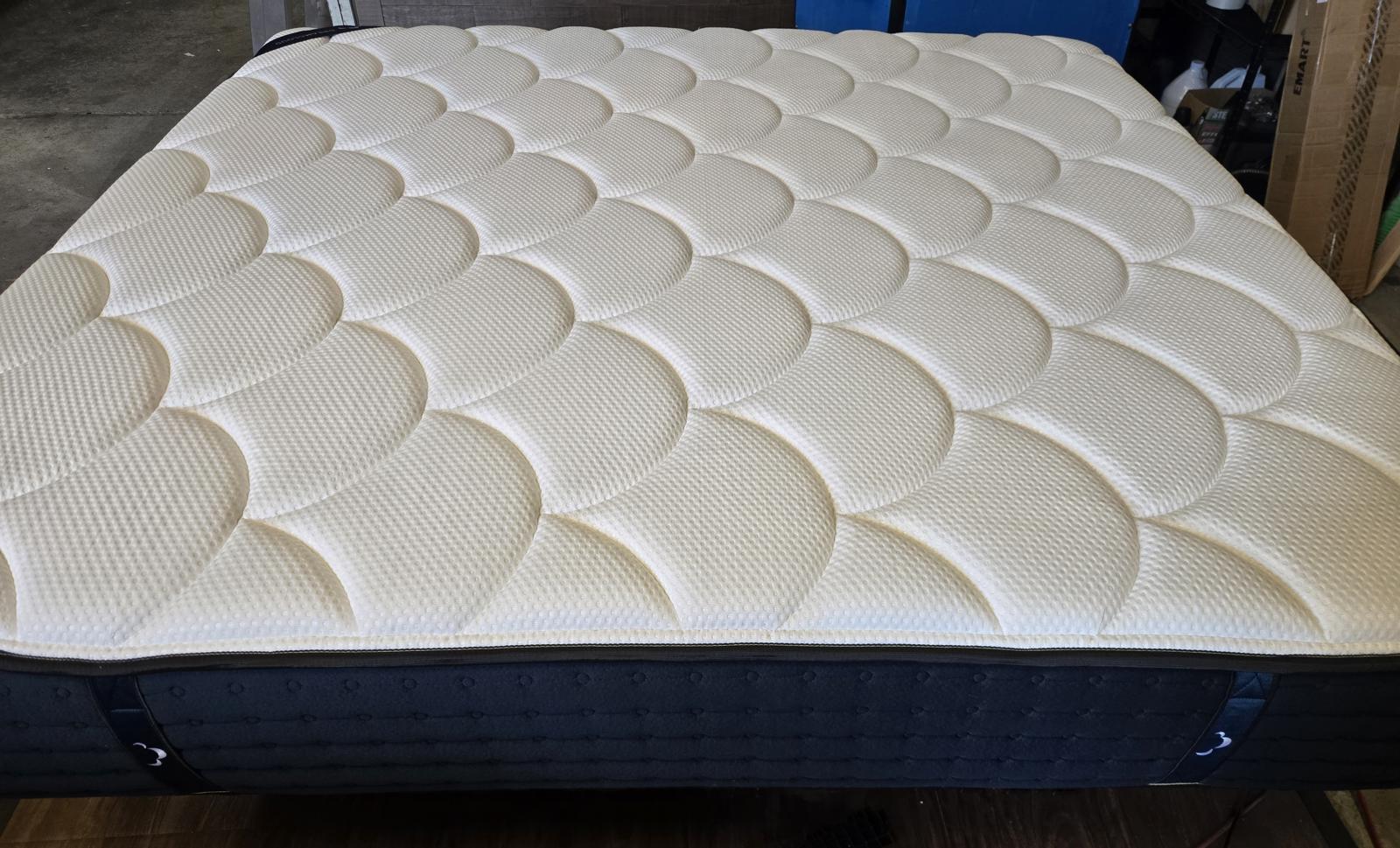Dreamcloud Memory Foam King mattress, Like New Condition - PDX Furnish