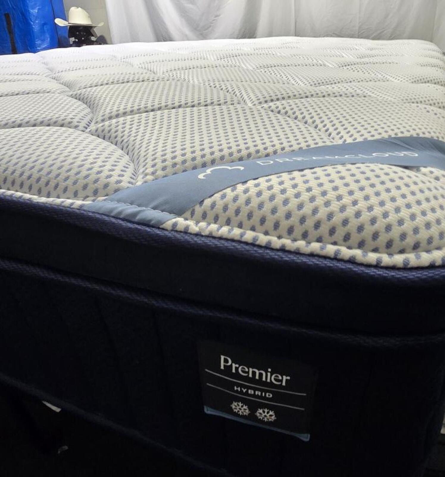 Dreamcloud Premier Hybrid King mattress, Like New Condition - PDX Furnish