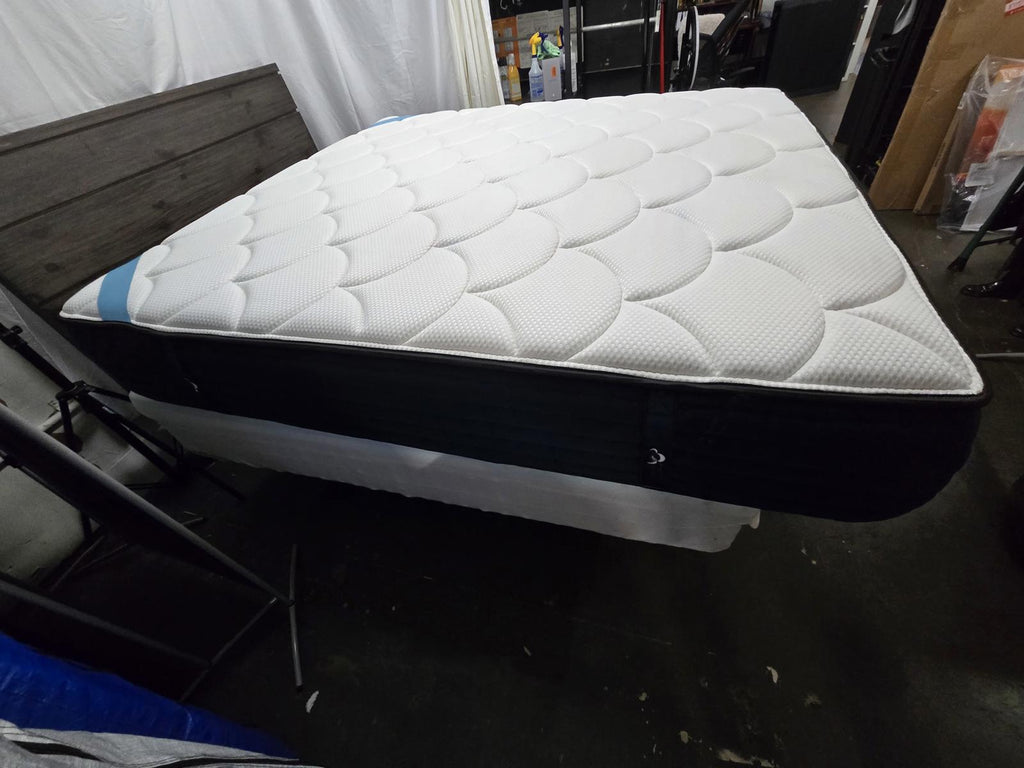Dreamcloud Premier Memory Foam mattress, King, Like New Condition - PDX Furnish