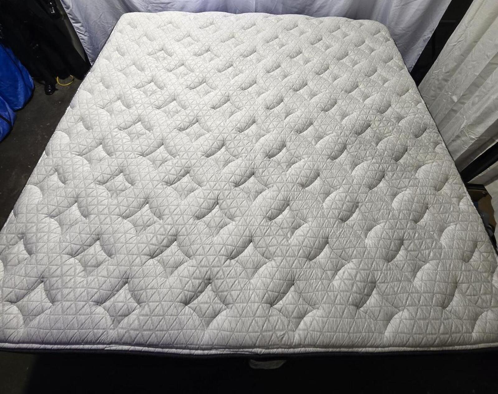 Helix Midnight Luxe King mattress, Like New Condition - PDX Furnish