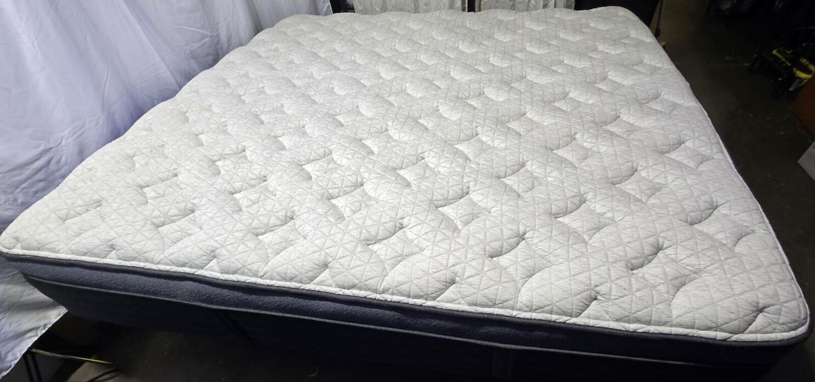 Helix Midnight Luxe King mattress, Like New Condition - PDX Furnish