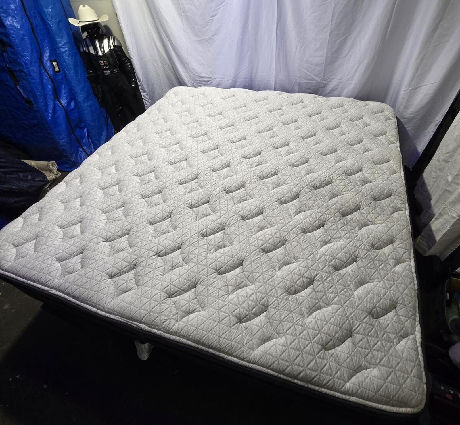 Helix Midnight Luxe King mattress, Like New Condition - PDX Furnish