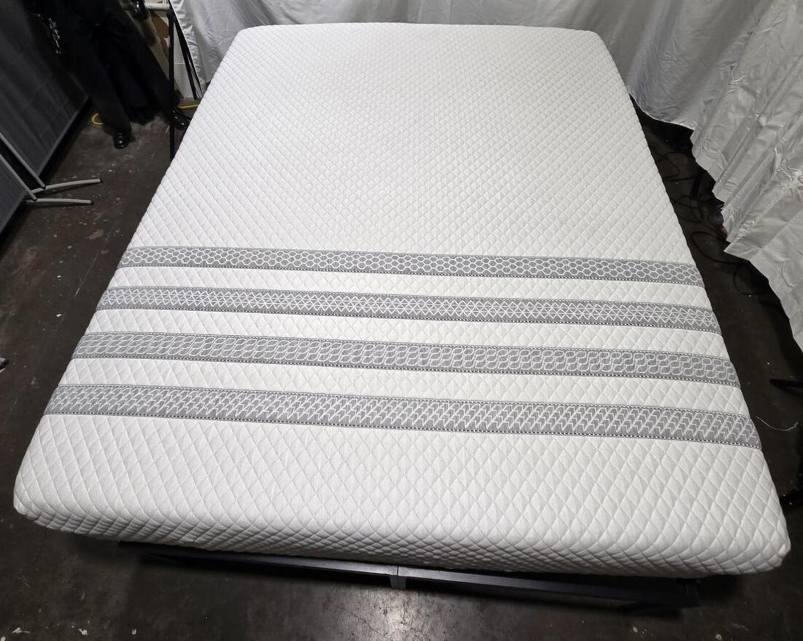 Leesa Sapira Hybrid Queen mattress, Like New Condition - PDX Furnish