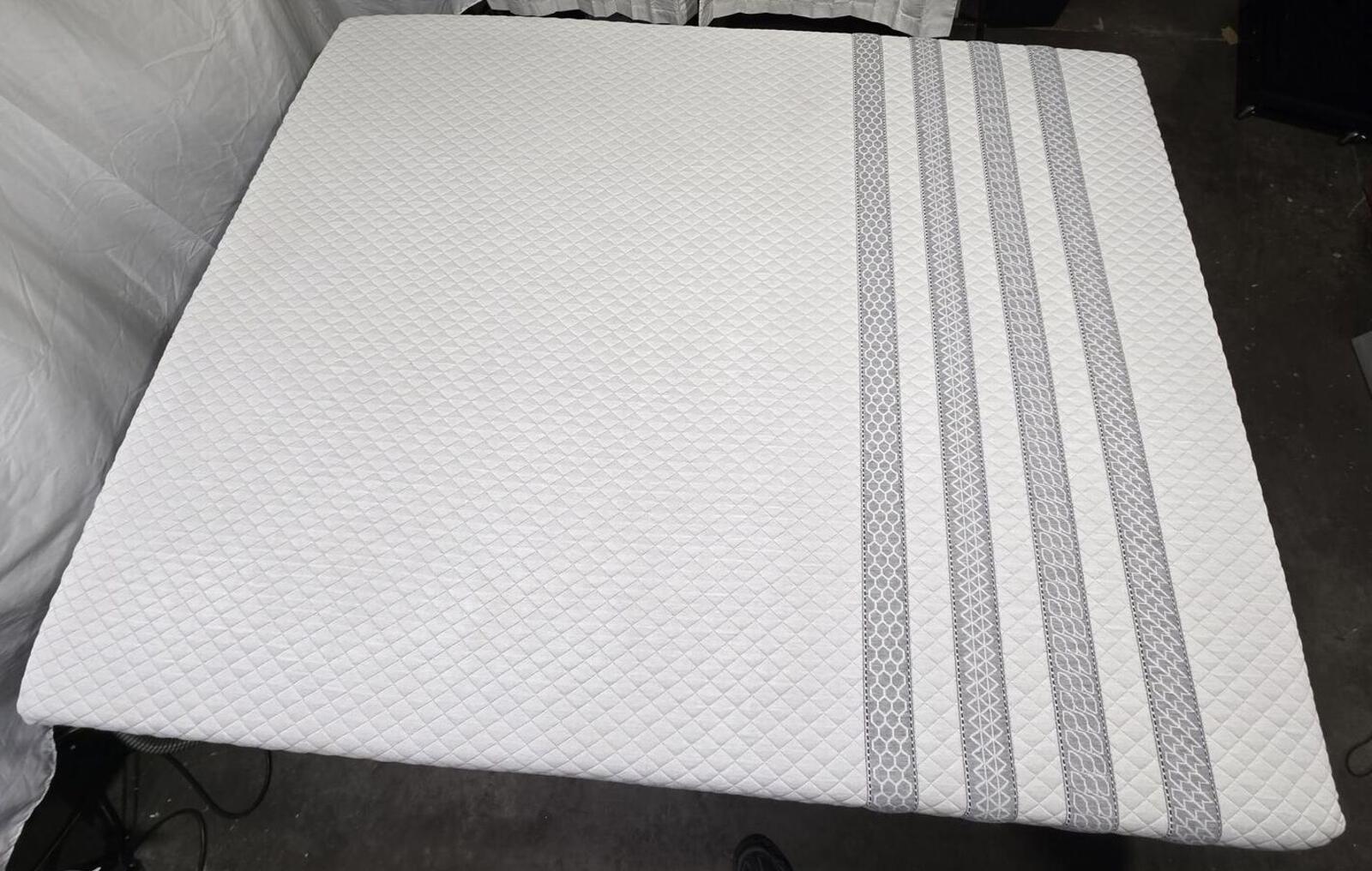 Leesa Sapira Hybrid Queen mattress, Like New Condition - PDX Furnish