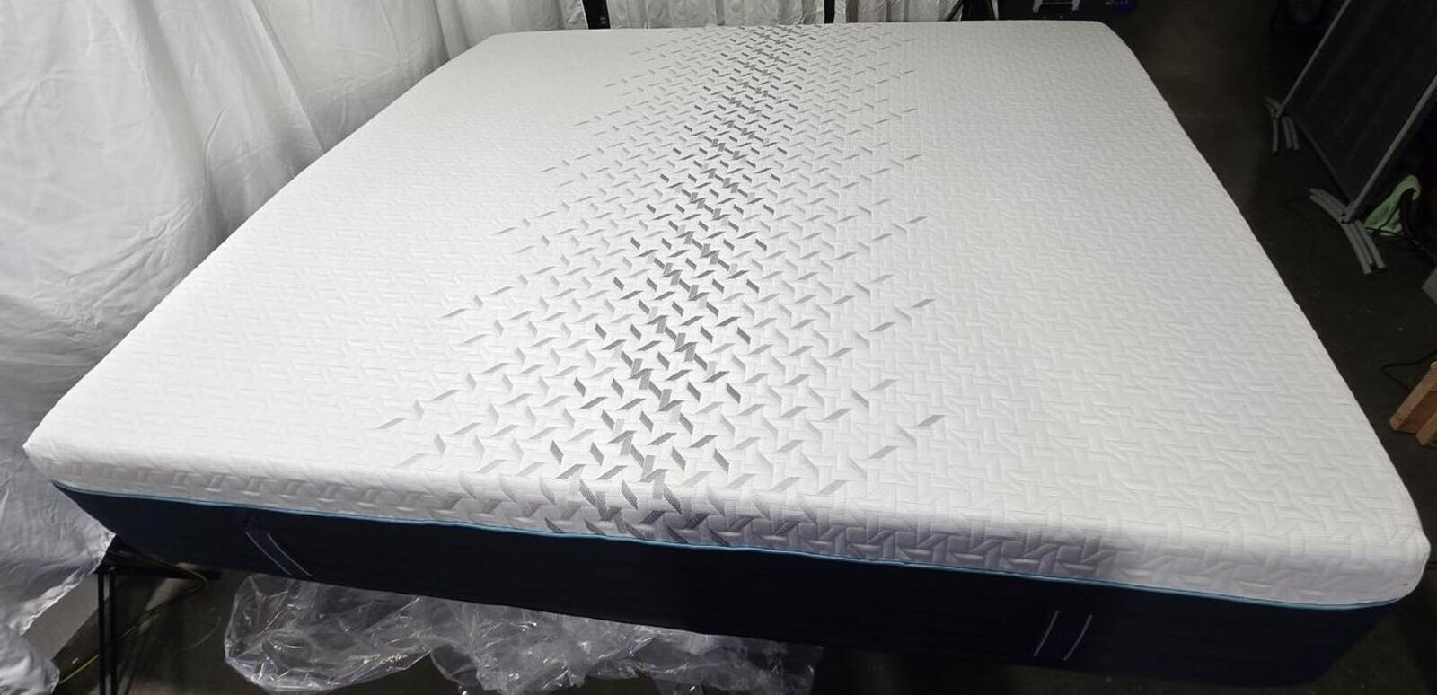 Nectar Premier Hybrid King mattress, Great Condition - PDX Furnish