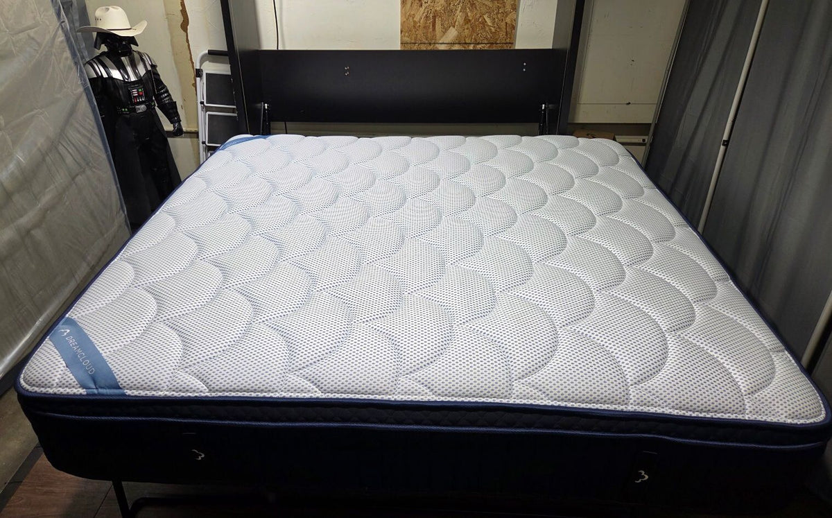 Dreamcloud premier king mattress, Like New Condition