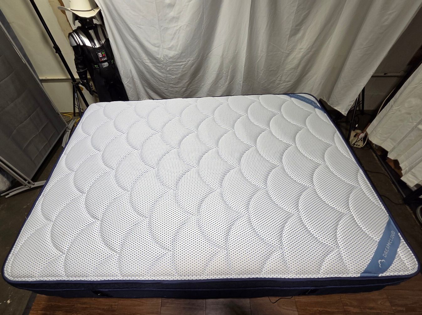 Dreamcloud Premier hybrid Queen mattress, Like New Condition