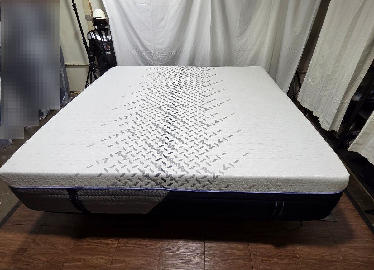 Nectar Luxe Hybrid King mattress, Like New Condition