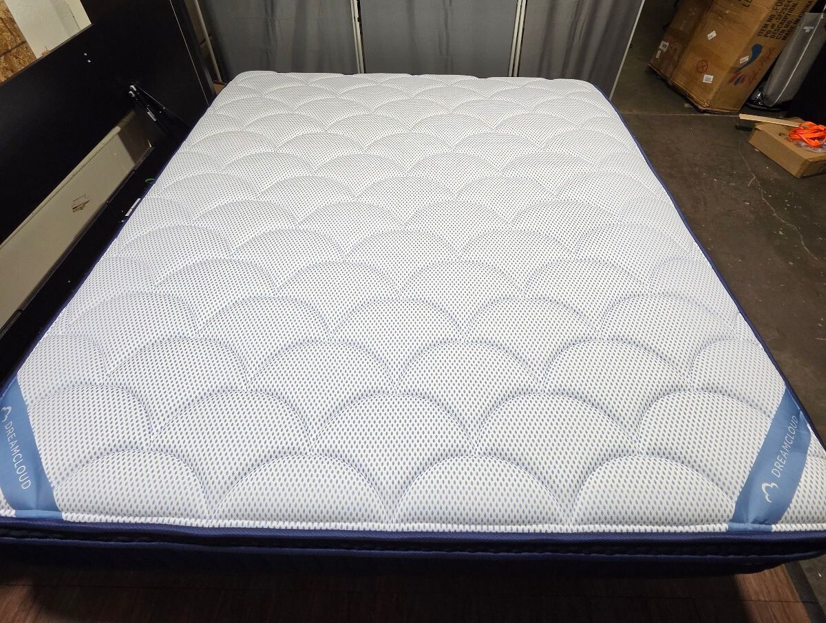 Dreamcloud premier king mattress, Like New Condition