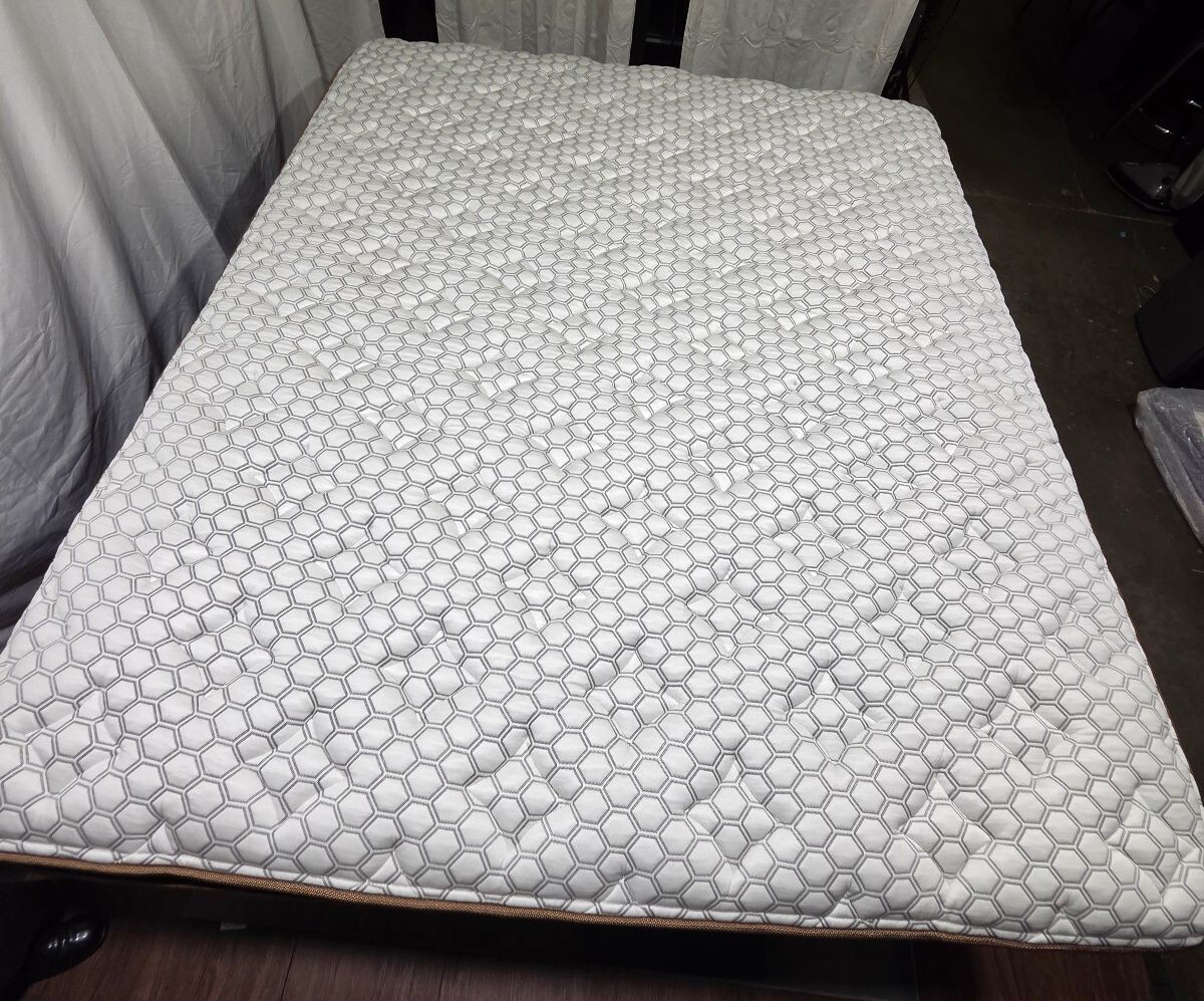 Brooklyn Bedding Titan Plus Elite Cal King mattress, Like New Condition