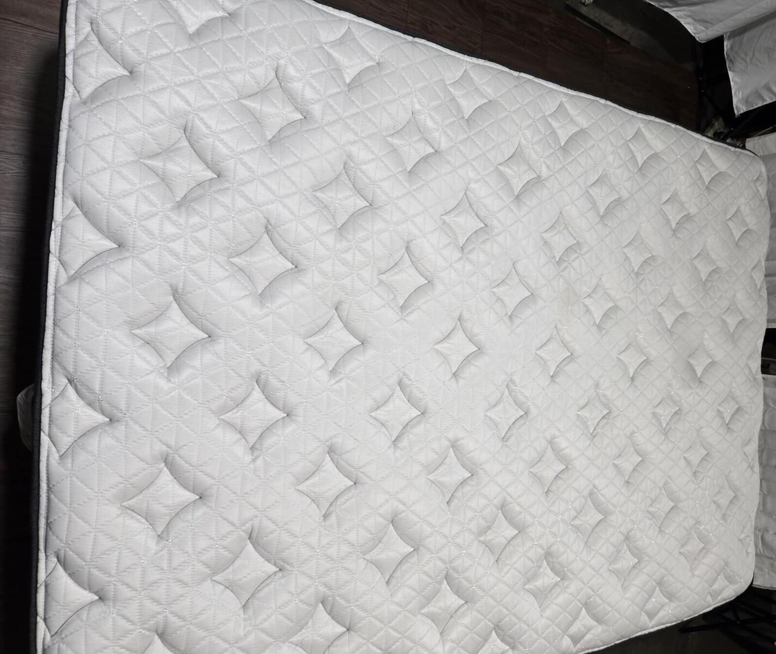Helix Luxe Midnight Queen mattress, Like New Condition