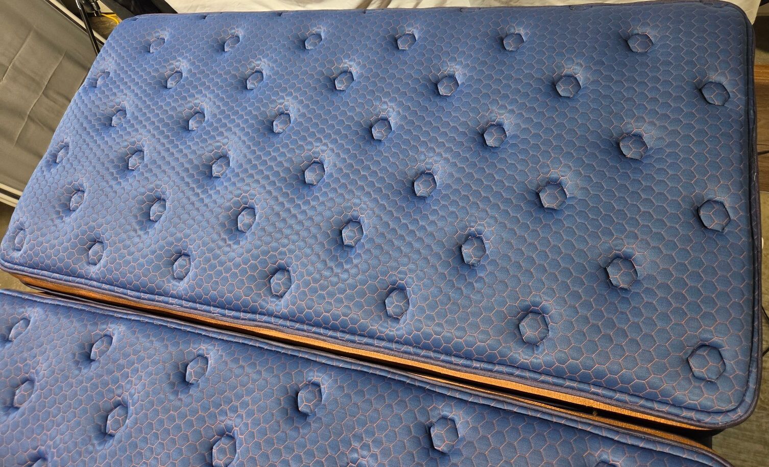 Brooklyn Bedding Aurora Luxe Cooling Split King (or 2 x TwinXL) mattress, Like New Condition