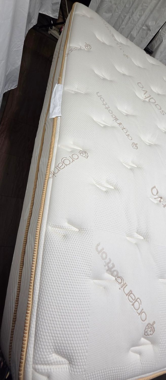Saatva Classic Plush 14.5" King mattress, Like New Condition