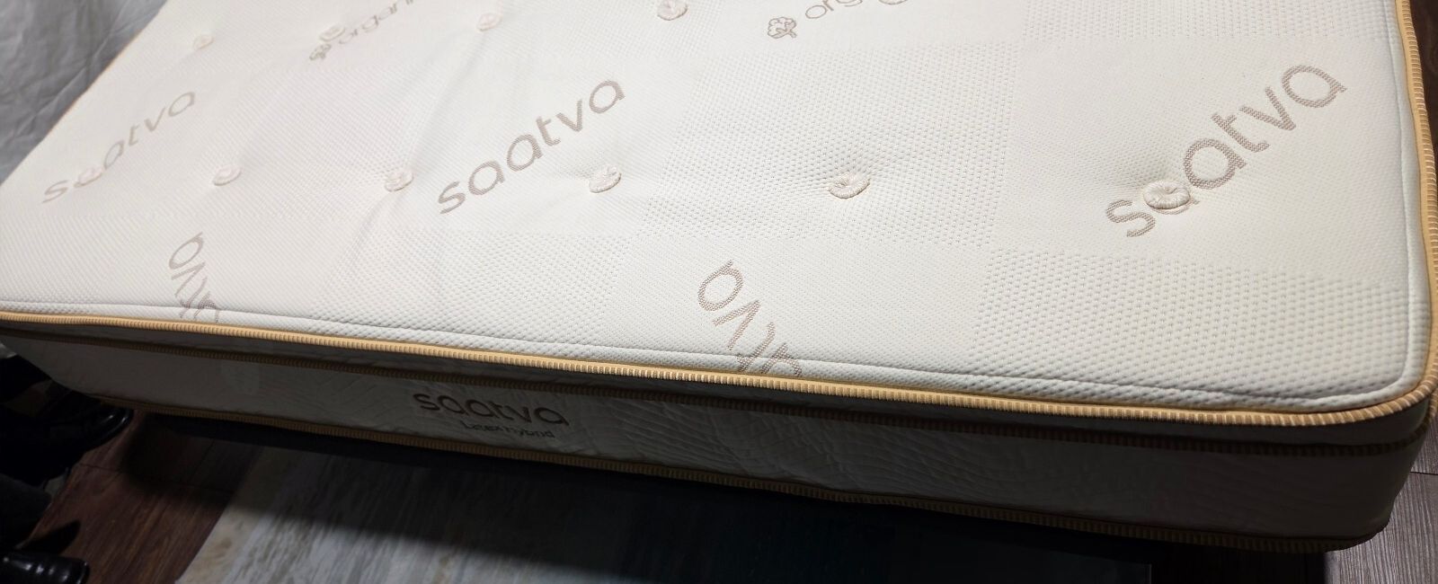 Saatva Latex Hybrid King mattress, Like New Condition