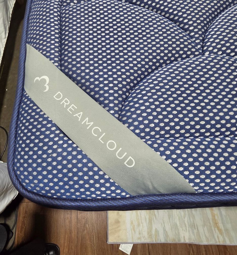 The DreamCloud Premier Rest, King mattress, Like New Condition