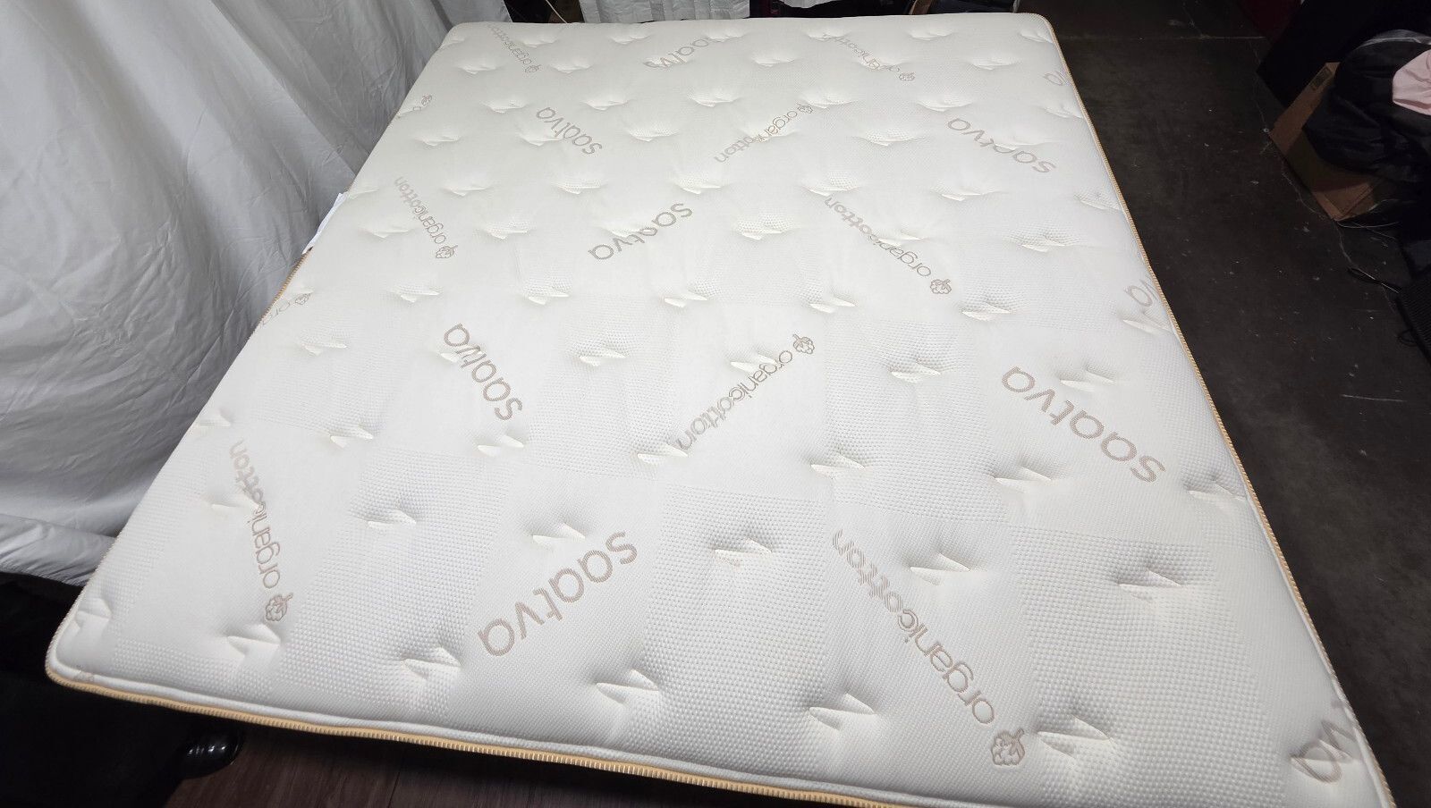 Saatva Classic Plush 14.5" King mattress, Like New Condition