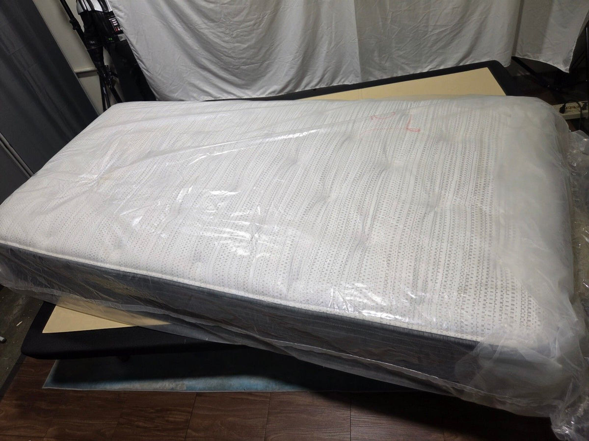 Beautyrest Silver BRS900 Plush Twin mattress, BRAND NEW Condition