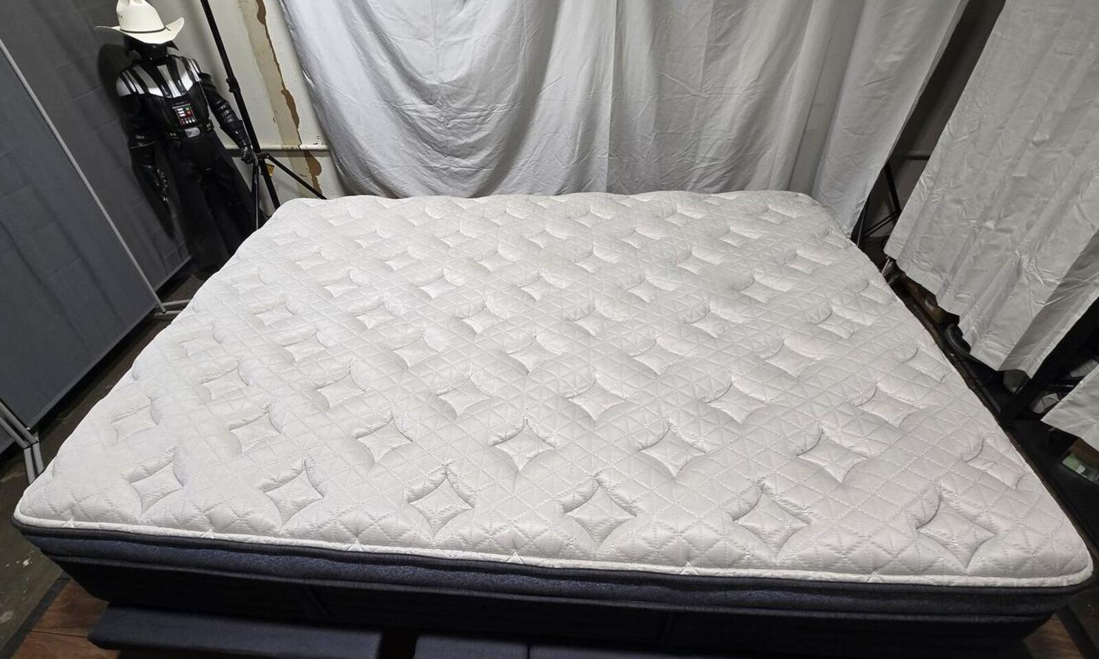 Helix Luxe Midnight Queen mattress, Like New Condition