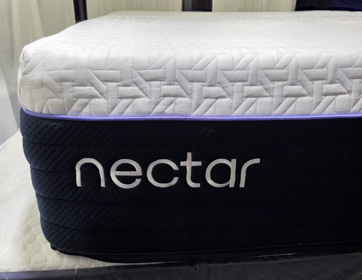Nectar luxe Queen Hybrid mattress, Great Condition
