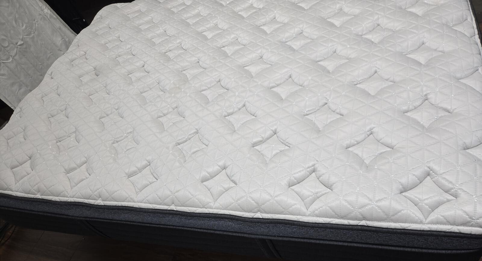 Helix Luxe Midnight Queen mattress, Like New Condition