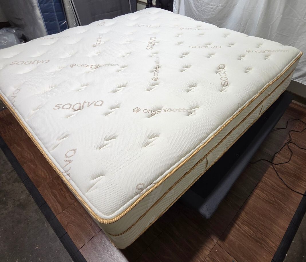 Saatva Classic Plush 14.5" King mattress, Like New Condition