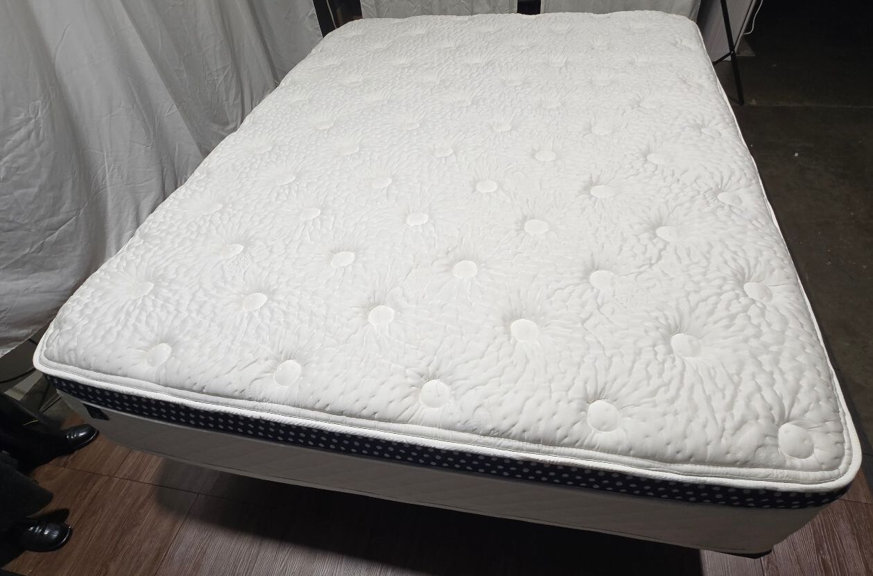 Winkbed w/ Frost Cooling, Luxury Firm Queen mattress, Like New Condition