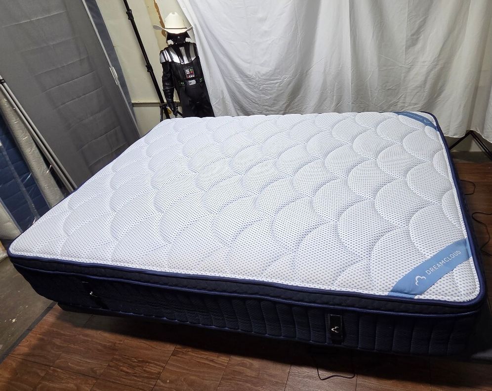Dreamcloud Premier hybrid Queen mattress, Like New Condition