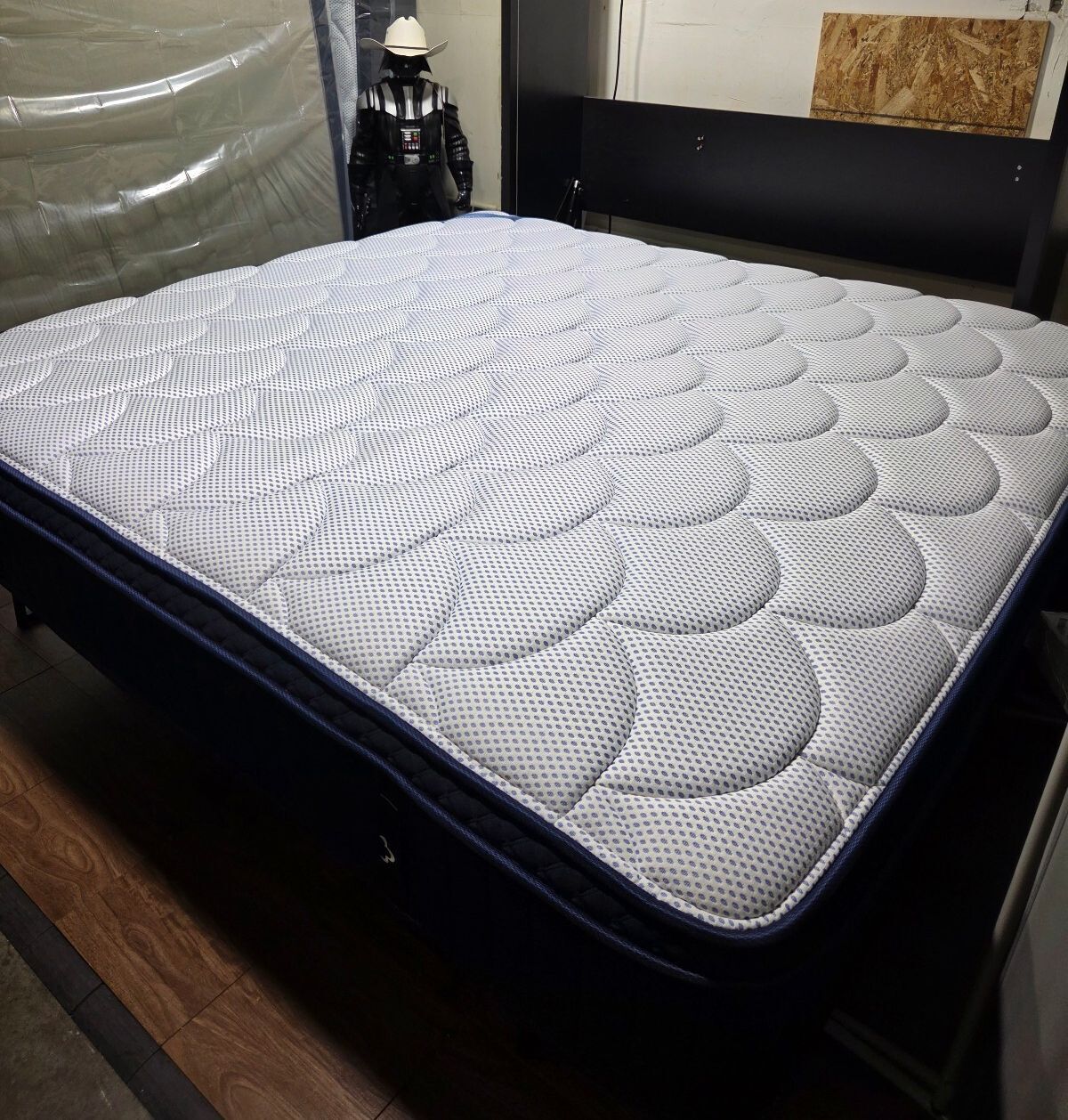 Dreamcloud premier king mattress, Like New Condition