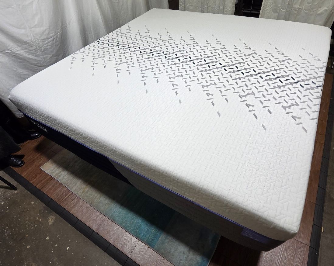 Nectar Luxe Hybrid King mattress, Like New Condition