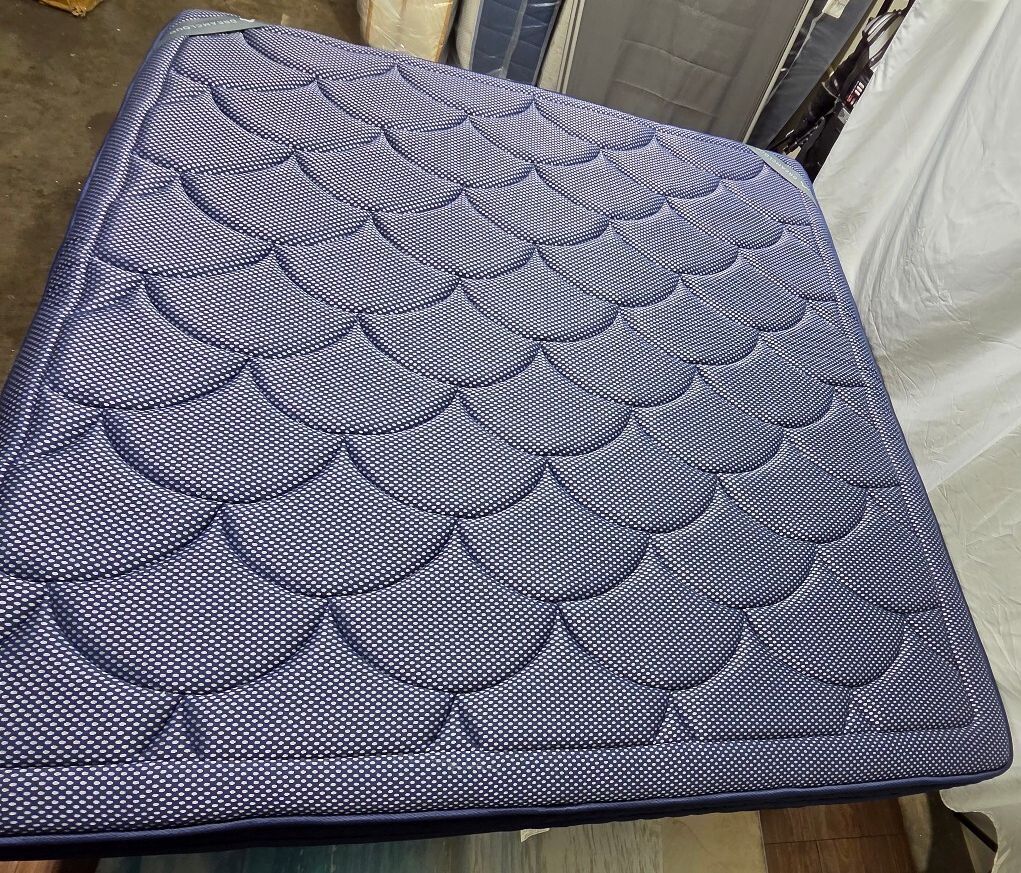 The DreamCloud Premier Rest, King mattress, Like New Condition