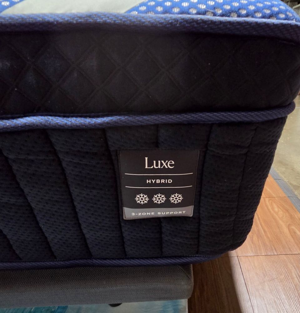 The DreamCloud Premier Rest, King mattress, Like New Condition