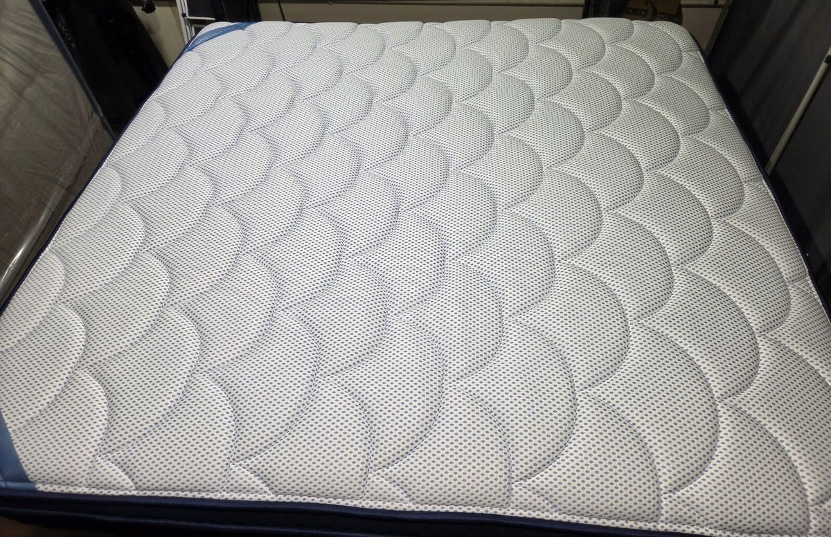 Dreamcloud premier king mattress, Like New Condition