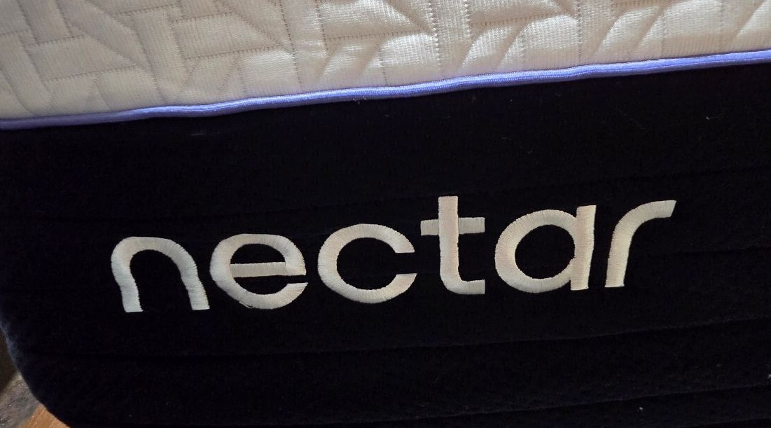 Nectar Luxe Hybrid King mattress, Like New Condition