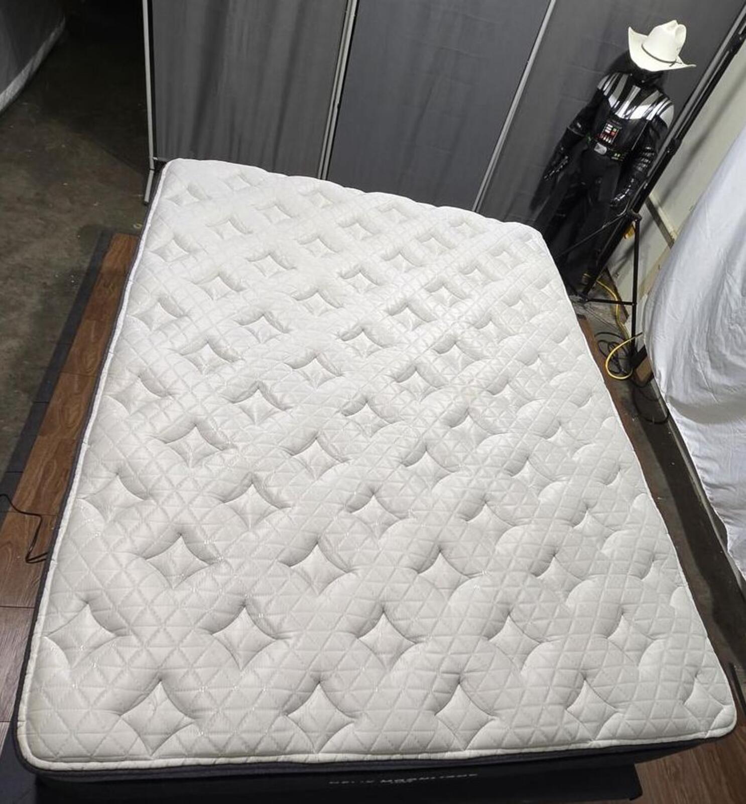 Helix Luxe Midnight Queen mattress, Like New Condition